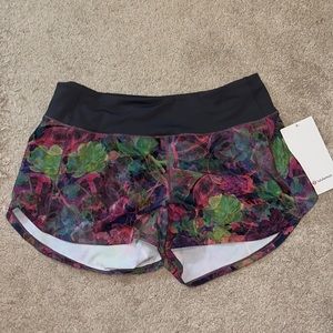 BRAND NEW Lululemon SIZE 8 speed up MR short 4’’ *Lined